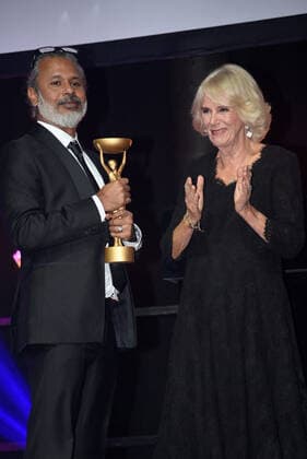 . 17 10 2022. London, United Kingdom. Camilla, Queen Consort, presents the Booker Prize for Fiction 2022 to author Shehan Karunatilaka at an awards ceremony in London.  xPoolx xi-Imagesx IIM-23852-0005