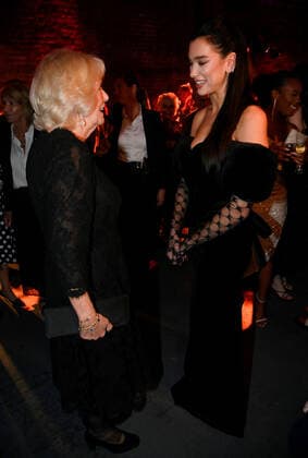 . 17 10 2022. London, United Kingdom. Camilla, Queen Consort, with Dua Lipa at the 2022 Booker Prize awards ceremony in London.  xPoolx xi-Imagesx IIM-23852-0006