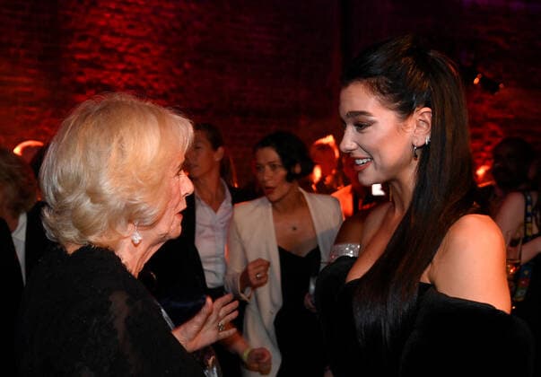 . 17 10 2022. London, United Kingdom. Camilla, Queen Consort, with Dua Lipa at the 2022 Booker Prize awards ceremony in London.  xPoolx xi-Imagesx IIM-23852-0007