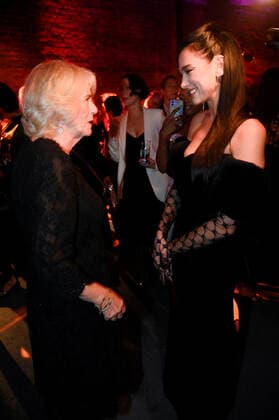 . 17 10 2022. London, United Kingdom. Camilla, Queen Consort, with Dua Lipa at the 2022 Booker Prize awards ceremony in London.  xPoolx xi-Imagesx IIM-23852-0008