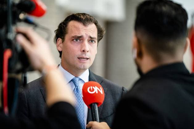 2022-10-18 13:00:00 THE HAGUE - Thierry Baudet (FvD) in conversation with reporter Jonathan Krispijn (Ongehoord Nederland), in the building of the House of Representatives, prior to the vote on the proposal to temporarily suspend him for failing to report his additional positions. ANP BART MAAT netherlands out - belgium out *** 2022 10 18 13 00 00 THE HAGUE Thierry Baudet FvD in conversation with reporter Jonathan Krispijn Ongehoord Nederland , in the building of the House of Representatives, prior to the vote on the proposal to temporarily suspend him for failing to report his additional positions ANP BART MAAT netherlands out belgium out  Copyright: xx x456384652x originalFilename: 456384652.jpg