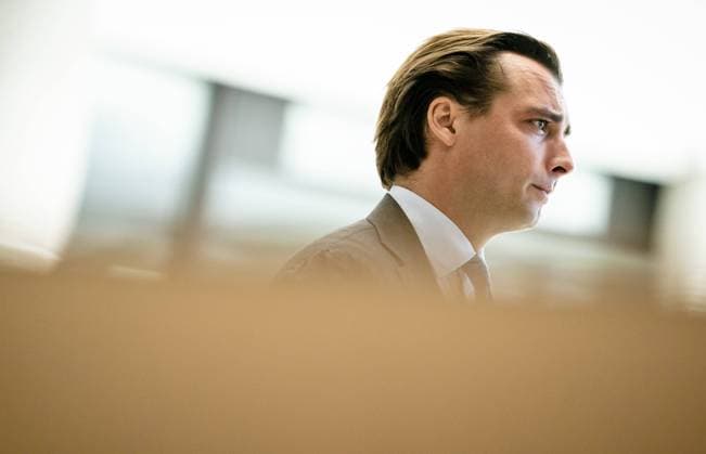 2022-10-18 12:53:15 THE HAGUE - Thierry Baudet (FvD) is recording a video with his spokesperson, in the building of the House of Representatives, prior to the vote on the proposal to temporarily suspend him for failing to report his additional positions. ANP BART MAAT netherlands out - belgium out *** 2022 10 18 12 53 15 THE HAGUE Thierry Baudet FvD is recording a video with his spokesperson, in the building of the House of Representatives, prior to the vote on the proposal to temporarily suspend him for failing to report his additional positions ANP BART MAAT netherlands out belgium out  Copyright: xx x456384690x originalFilename: 456384690.jpg