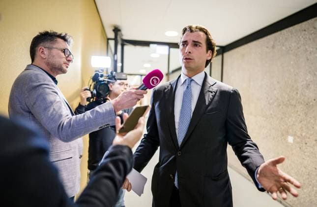 2022-10-18 16:00:30 THE HAGUE - Thierry Baudet (FvD) in conversation with journalists after the vote on the proposal to temporarily suspend him for failing to report his additional positions. ANP BART MAAT netherlands out - belgium out *** 2022 10 18 16 00 30 THE HAGUE Thierry Baudet FvD in conversation with journalists after the vote on the proposal to temporarily suspend him for failing to report his additional positions ANP BART MAAT netherlands out belgium out  Copyright: xx x456393496x originalFilename: 456393496.jpg