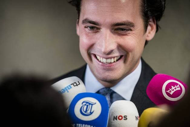2022-10-18 14:54:13 THE HAGUE - Thierry Baudet (FvD) in conversation with journalists, prior to the vote on the proposal to temporarily suspend him for failing to report his additional positions. ANP BART MAAT netherlands out - belgium out *** 2022 10 18 14 54 13 THE HAGUE Thierry Baudet FvD in conversation with journalists, prior to the vote on the proposal to temporarily suspend him for failing to report his additional positions ANP BART MAAT netherlands out belgium out  Copyright: xx x456393556x originalFilename: 456393556.jpg