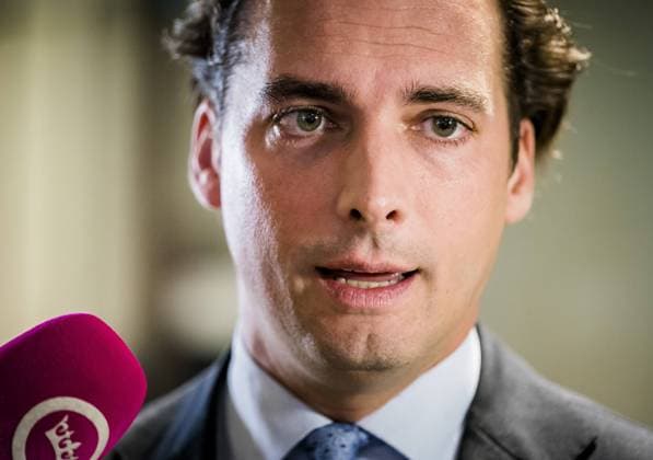 2022-10-18 16:02:24 THE HAGUE - Thierry Baudet (FvD) in conversation with journalists after the vote on the proposal to temporarily suspend him for failing to report his additional positions. ANP BART MAAT netherlands out - belgium out *** 2022 10 18 16 02 24 THE HAGUE Thierry Baudet FvD in conversation with journalists after the vote on the proposal to temporarily suspend him for failing to report his additional positions ANP BART MAAT netherlands out belgium out  Copyright: xx x456393802x originalFilename: 456393802.jpg