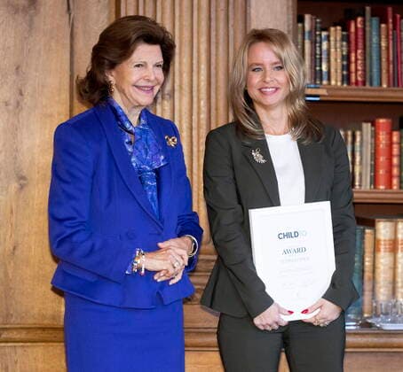 STOCKHOLM 20221018 Cecilia Bödker Pedersen from the organization Storasyster receives an award from Queen Silvia during the ceremony of the Child10 award in the Bernadotte Library at Stockholm Palace STOCKHOLM SWEDEN x60160x,  Copyright: xStefanxJerrevang TTx CHILD 10-PRISET