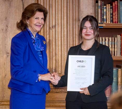 STOCKHOLM 20221018 Eugenia Fernández Bustamante from the Spanish organization APRAMP receives an award from Queen Silvia during the ceremony of the Child10 award in the Bernadotte Library at Stockholm Palace STOCKHOLM SWEDEN x60160x,  Copyright: xStefanxJerrevang TTx CHILD 10-PRISET