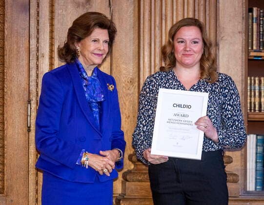 STOCKHOLM 20221018 Shannon von Scheele, Netzwerk gegen Menschenhandel, Germany, receives award from Queen Silvia during the ceremony of the Child 10 award in the Bernadotte Library at Stockholm Palace STOCKHOLM SWEDEN x60160x,  Copyright: xStefanxJerrevang TTx CHILD 10-PRISET