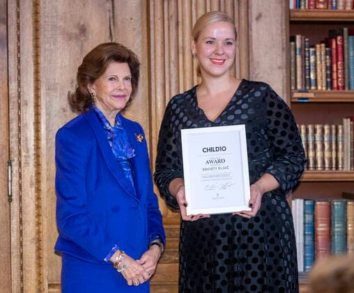 STOCKHOLM 20221018 Polona Kovac from the Slovenian organization KLJUC receives an award from Queen Silvia during the ceremony for the Child10 award in the Bernadotte Library at Stockholm Palace STOCKHOLM SWEDEN x60160x,  Copyright: xStefanxJerrevang TTx CHILD 10-PRISET
