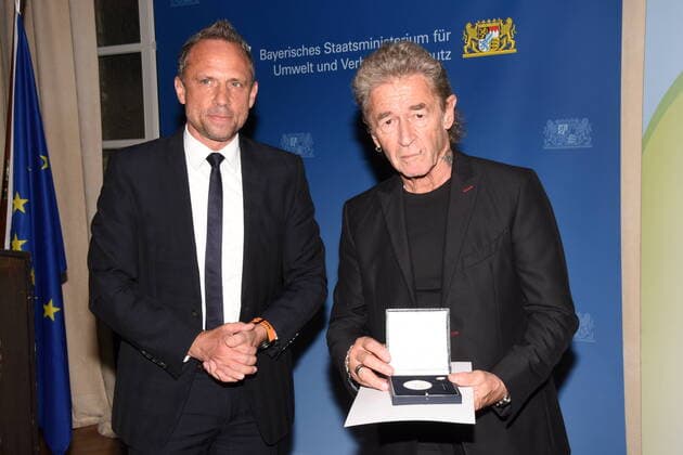 Bilder des Jahres 2022, Entertainment 10 Oktober Entertainment Bilder des Tages Thorsten Glauber Umwelt Minister Peter Maffay Saenger Bayerischer Umwelt Staats Medaille Preistraeger Muenchen 18.10.2022 Kuenstler Haus Bayerische Umwelt Staatsmedaille Verleihung *** Thorsten Glauber Environment Minister Peter Maffay Saenger Bavarian Environment State Medal Laureate Munich 18 10 2022 Artist House Bavarian Environment State Medal Award Ceremony