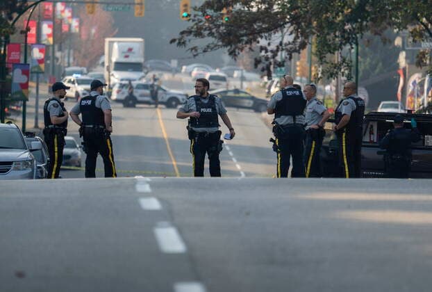 October 18, 2022, BURNABY, B.C, CANADA: RCMP officers are seen near a homeless encampment where a female member of the RCMP was stabbed to death in Burnaby, B.C. Tuesday, October 18, 2022. An RCMP officer in Burnaby, B.C., has been stabbed to death in what Solicitor General Mike Farnworth calls a terrible tragedy. BURNABY CANADA  - ZUMAc35_ 20221018_zaf_c35_112 Copyright: xJonathanxHaywardx