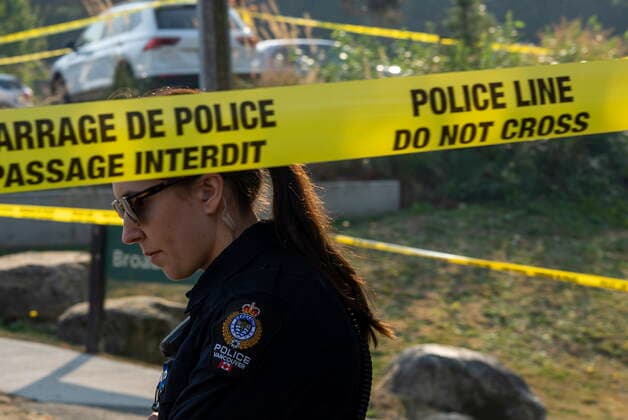 October 18, 2022, BURNABY, B.C, CANADA: A VPD officer is seen near a homeless encampment where a female member of the RCMP was stabbed to death in Burnaby, B.C. Tuesday, October 18, 2022. An RCMP officer in Burnaby, B.C., has been stabbed to death in what Solicitor General Mike Farnworth calls a terrible tragedy. BURNABY CANADA  - ZUMAc35_ 20221018_zaf_c35_115 Copyright: xJonathanxHaywardx