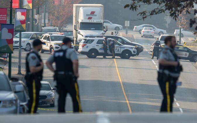 October 18, 2022, BURNABY, B.C, CANADA: RCMP officers are seen near a homeless encampment where a female member of the RCMP was stabbed to death in Burnaby, B.C. Tuesday, October 18, 2022. An RCMP officer in Burnaby, B.C., has been stabbed to death in what Solicitor General Mike Farnworth calls a terrible tragedy. BURNABY CANADA  - ZUMAc35_ 20221018_zaf_c35_116 Copyright: xJonathanxHaywardx