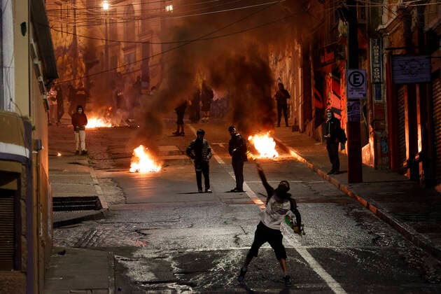 Bilder des Jahres 2022, News 10 Oktober News Bilder des Tages Valparaiso, 18 de octubre 2022 Manifestaciones encienden barricadas en el marco de la conmemoracion del 18 de octubre en Valparaiso. Raul Zamora Aton Chile, Valparaiso Chile Aton_650520 *** Valparaiso, October 18, 2022 Demonstrations light barricades as part of the commemoration of October 18 in Valparaiso Raul Zamora Aton Chile, Valparaiso Chile Aton 650520  Copyright: RAULxZAMORA ATONxCHILE