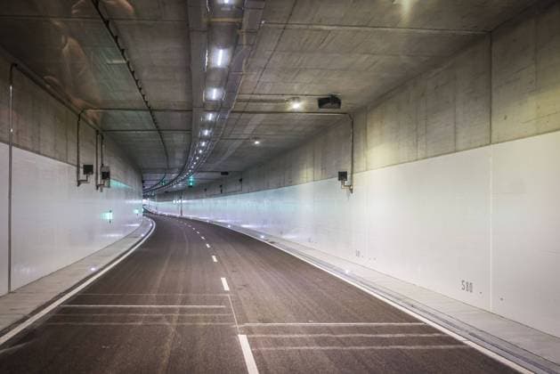 Eröffnung Karoline-Luise-Tunnel am 19.10.2022 in Karlsruhe (Kriegstraße), Germany Neu installierte Geschwindigkeitsmessanlage im Karoline-Luise-Tunnel in Karlsruhe, mit Messstreifen im Asphalt. Karlsruhe Kriegstraße Baden-Württemberg Germany *** Opening of Karoline Luise Tunnel on 19 10 2022 in Karlsruhe Kriegstraße , Germany Newly installed speed measurement system in the Karoline Luise Tunnel in Karlsruhe, with measurement strips in the asphalt Karlsruhe Kriegstraße Baden Württemberg Germany