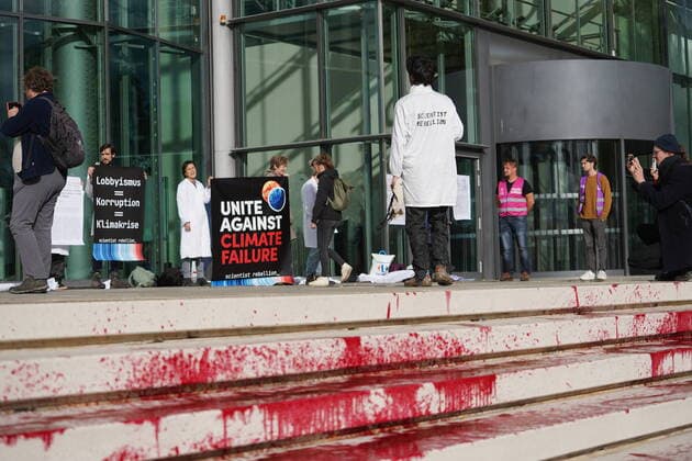 News Bilder des Tages RECORD DATE NOT STATED Klima-Aktivisten protestieren vor VW Autostadt Ort: Wolfsburg Niedersachsen Zeit: 19.10.2022 , ca. 15:00 Uhr Erneut haben Klimaschutz- Aktivisten vor den Toren von Europas größtem Autobauer VW gegen die Klimapolitik protestiert. Rund ein Dutzend Mitglieder von Scientist Rebellion, ein nach eigenen Angaben ein internationaler Zusammenschluss von Wissenschaftlern und Akademikern aus ganz Europa, Sie werfen der der Politik und Industrie Versagen vor und rufen zu weiteren Protestaktionen und zivilen Ungehorsam vor. Deutschland nutze weiterhin als Industrienation im großen Maße fossile Brennstoffe und sei somit maßgeblich am Scheitern des Erreichens des 1,5 Grad Zieles aus dem Pariser Klimaabkommen mitverantwortlich, statt auf s Copyright: xMartinxDziadekx