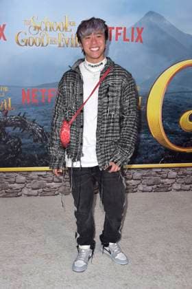 Michael Le bei der Premiere des Netflix TV-Films The School for Good and Evil im Regency Village Theatre. Los Angeles, 18.10.2022 *** Michael Le at the premiere of the Netflix TV movie The School for Good and Evil at the Regency Village Theatre Los Angeles, 18 10 2022. Foto:xD.xStarbuckx xFuturexImage