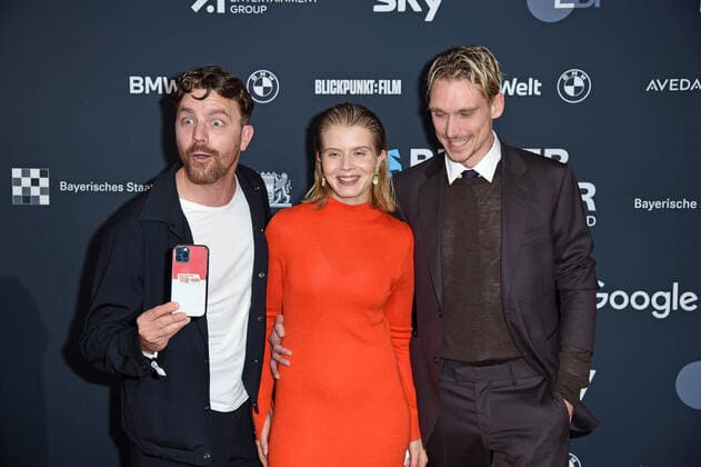 Friedrich Mücke, Alina Tomnikov, Daniel Strässer at the Blue Panther TV Streaming Award ceremony at BMW Welt in Munich on 19 10 2022