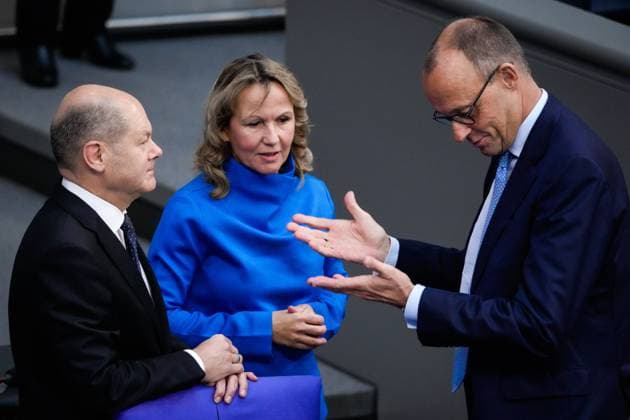 63. Bundestagssitzung und Debatte in Berlin Aktuell,20.10.2022 Berlin, Bundeskanzler Olaf Scholz (SPD), Umweltministerin Steffi Lemke (Gruene) und Friedrich Merz Vorsitzender CDU im Vorfeld an die Regierungserklaerung zum Europaeischen Rat bei der 63. Sitzung des Deutschen Bundestag in Berlin Berlin Berlin Deutschland *** 63 Bundestag session and debate in Berlin Aktuell,20 10 2022 Berlin, Chancellor Olaf Scholz SPD , Environment Minister Steffi Lemke Gruene and Friedrich Merz Chairman CDU in the run-up to the government statement on the European Council at the 63 session of the German Bundestag in Berlin Berlin Germany