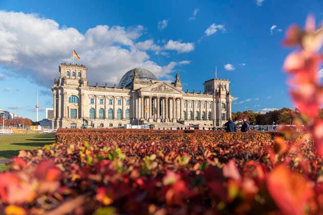 Symbolbild Deutscher Bundestag im Herbst Deutschland, Berlin , Platz der Republik am 19.10.2022: Der Reichstagbau in der Herbst Sonne und blauer Himmel hinter gefärbte Blätter. *** Symbolic image German Bundestag in autumn Germany, Berlin , Platz der Republik on 19 10 2022 The Reichstag building in the autumn sun and blue sky behind colored leaves