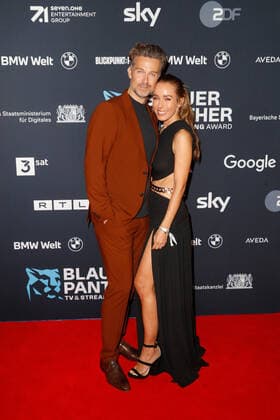 Blue Panther TV Streaming Award ceremony in Munich Annemarie Carpendale with husband Wayne Carpendale on the red carpet at the Blue Panther Bavarian Television Award ceremony at BMW World in Munich Copyright: xEventpressxGolejewskix
