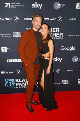Blue Panther TV Streaming Award ceremony in Munich Annemarie Carpendale with husband Wayne Carpendale on the red carpet at the Blue Panther Bavarian Television Award ceremony at BMW World in Munich Copyright: xEventpressxGolejewskix
