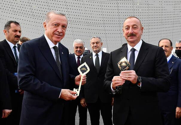 Bilder des Jahres 2022, News 10 Oktober News Bilder des Tages AZERBAIJAN, ZANGILAN - OCTOBER 20, 2022: Turkey s President Recep Tayyip Erdogan and Azerbaijan s President Ilham Aliyev (L-R) pose with symbolic keays during the opening ceremony of Zangilan International Airport in the border town of Zangilan, southwest Azerbaijan. The Zangilan District is part of the areas which were captured by Azerbaijan during the 2020 Nagorno-Karabakh war. The construction of the airport began in May 2021. Azerbaijan President Press Office TASS  55451500