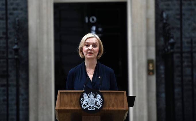 Bilder des Jahres 2022, News 10 Oktober News Bilder des Tages UK Prime Minister Liz Truss delivers a speech of resignation outside the door of No.10 Downing St as pressure mounted on her from all sides of her party on Thursday, October 20, 2022. Ms.Truss resigned after just 44 days. A new leader will be announced in a week s time after a speeded up election campaign. 1 LON2022102002 HUGOxPHILPOTT