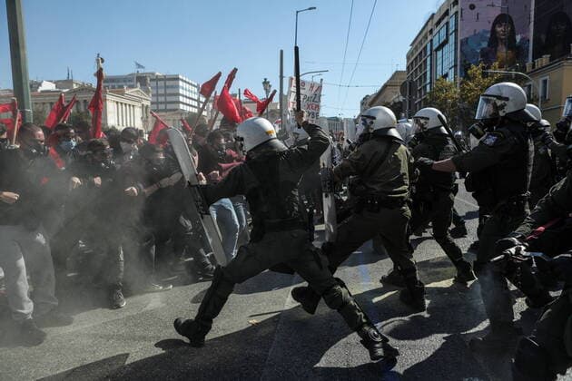 Bilder des Jahres 2022, News 10 Oktober News Bilder des Tages October 20, 2022, Athens, Greece: Students clash with riot police during a protest in Athens, Greece, 20 October 2022. Students protested against a new university security law that allows police presence on campuses. Athens Greece - ZUMAe114 20221020_zaa_e114_005 Copyright: xEurokinissix
