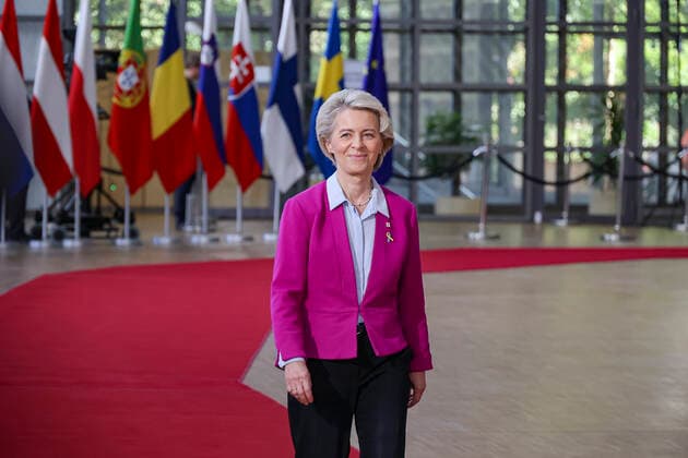 Ursula Von Der Leyen President Of The European Commission At The European Council Ursula von der Leyen Presiden of the European Commission arrives at the European Council EUCO, the EU leaders summit while she is walking and passing in front of the European national flags and the flag of Europe. She does a stand-up and talks to the media while answering questions from journalists and the press. European Council Tackle Energy Crisis And Russia-Ukraine Conflict. European Council in Brussels, Belgium on 20 October 2022 Brussels Belgium  Copyright: xNicolasxEconomoux originalFilename: economou-ursulavo221020_npoiY.jpg