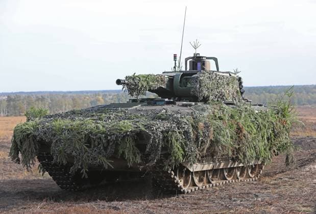 Ein abgetarnter Schützenpanzer Puma auf dem Truppenübungsplatz Bergen bei einer Gefechtsvorführung in Anwesenheit des Bundeskanzlers. Bundeskanzler Olaf Scholz besucht die Ausbildungs- und Lehrübung des Heeres (ALÜ LandOp) am 17. Oktober 2022 auf dem Truppenübungsplatz Bergen. Lager Ostenholz Niedersachsen Deutschland *** A camouflaged Puma infantry fighting vehicle on the Bergen training area during a combat demonstration in the presence of the German Chancellor German Chancellor Olaf Scholz visits the Armys training and doctrinal exercise ALÜ LandOp on October 17, 2022 at the Bergen training area Camp Ostenholz Lower Saxony Germany