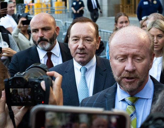 Bilder des Jahres 2022, Entertainment 10 Oktober Entertainment Bilder des Tages October 20, 2022: A New York jury on Thursday found Kevin Spacey not liable for the assault and battery case brought forward by actor Anthony Rapp in a $40 million civil suit. FILE PHOTO SHOT ON: October 6, 2022, New York, New York, USA: KEVIN SPACEY, center, leaves federal court in Manhattan following the first day of Anthony Rapp s civil trial against him. - ZUMAm67_ 20221006_zaf_m67_052 Copyright: xMollyxCrane-Newmanx