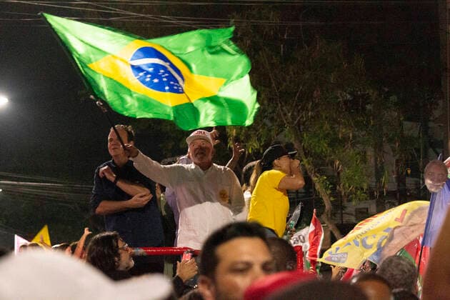 RIO DE JANEIRO, RJ - 20.10.2022: LULA FAZ CAMINHADA NA ZONA OESTE DO RJ - Former President and candidate for the presidency of the republic, Luis Inácio Lula da Silva (PT) took a walk in an open car, along with the mayor of Rio, Eduardo Paes and supporters. x2282445x  CarlosxEliasxJunior