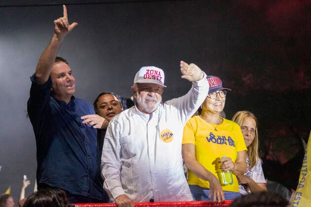 RIO DE JANEIRO, RJ - 20.10.2022: LULA FAZ CAMINHADA NA ZONA OESTE DO RJ - Former President and candidate for the presidency of the republic, Luis Inácio Lula da Silva (PT) took a walk in an open car, along with the mayor of Rio, Eduardo Paes and supporters. x2282448x  CarlosxEliasxJunior