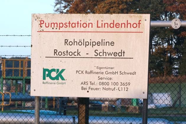 Blick am Donnerstag (20.10.2022) unweit von Lindenhof (Landkreis Mecklenburgische Seenplatte) auf eine Pumpstation für die Erdölleitung Rostock-Schwedt. Die Bundesministerin des Innern und für Heimat Nancy Faeser hatte kürzlich bekannt gegeben die kritische Infrastruktur in Deutschland besser schützen zu wollen. Nicht alle Versorgungssysteme lassen sich jedoch rund um die Uhr überwachen. *** View on Thursday 20 10 2022 not far from Lindenhof County Mecklenburg Lake District on a pumping station for the oil pipeline Rostock Schwedt The Federal Minister of the Interior and Home Affairs Nancy Faeser had recently announced to better protect the critical infrastructure in Germany Not all supply systems, however, can be monitored around th