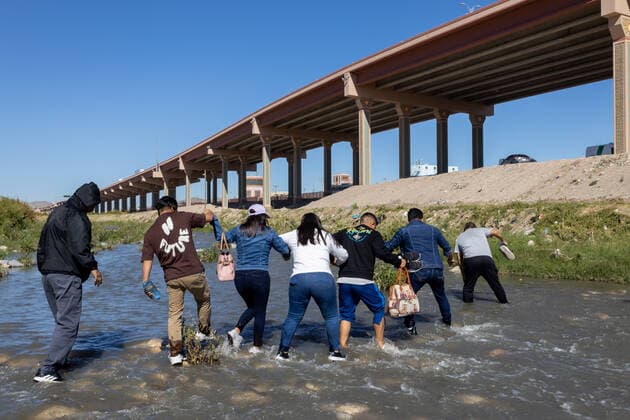 News Bilder des Tages Mexiko, Geflüchtete aus Mittelamerika an der Grenze zur USA in Ciudad Juarez October 21, 2022, juarez, chihuahua, Mexico: 600 Venezuelan migrants are stranded in Ciudad Juarez, Chihuahua after being expelled from the United States under Title 42, the migrants shelter under the international bridge because the shelters are at their maximum capacity, every day more Venezuelans are expelled from states united by this border. juarez Mexico - ZUMAp241 20221021_zip_p241_004 Copyright: xDavidxPeinadox