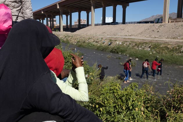 Mexiko, Geflüchtete aus Mittelamerika an der Grenze zur USA in Ciudad Juarez October 21, 2022, juarez, chihuahua, Mexico: 600 Venezuelan migrants are stranded in Ciudad Juarez, Chihuahua after being expelled from the United States under Title 42, the migrants shelter under the international bridge because the shelters are at their maximum capacity, every day more Venezuelans are expelled from states united by this border. juarez Mexico - ZUMAp241 20221021_zip_p241_007 Copyright: xDavidxPeinadox