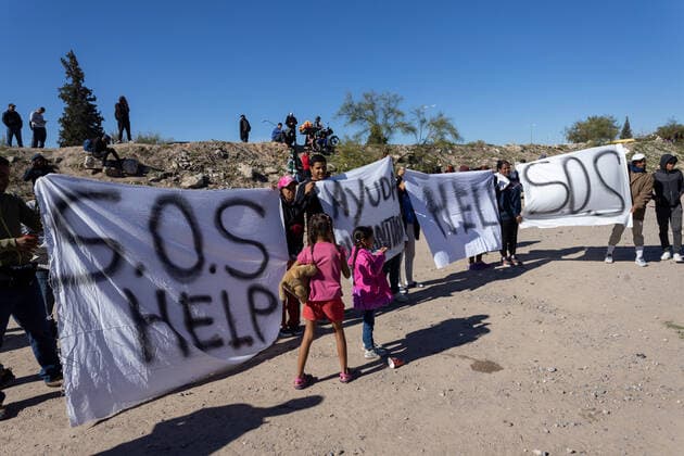 Mexiko, Geflüchtete aus Mittelamerika an der Grenze zur USA in Ciudad Juarez October 21, 2022, juarez, chihuahua, Mexico: 600 Venezuelan migrants are stranded in Ciudad Juarez, Chihuahua after being expelled from the United States under Title 42, the migrants shelter under the international bridge because the shelters are at their maximum capacity, every day more Venezuelans are expelled from states united by this border. juarez Mexico - ZUMAp241 20221021_zip_p241_006 Copyright: xDavidxPeinadox