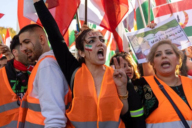 Demonstration Solidarität mit den Protestierenden im Iran in Berlin Berlin, Deutschland 22. Oktober 2022: Eine Frau hat sich in roter Farbe, die Blut darstellen soll, das Wort Freiheit auf die Stirn gemalt sowie die iranische Flagge auf die Wange und demonstriert mit ehntausenden Menschen an der Siegessäule in Berlin unter dem Motto: Solidarität mit den Protestierenden im IranÂ» Berlin