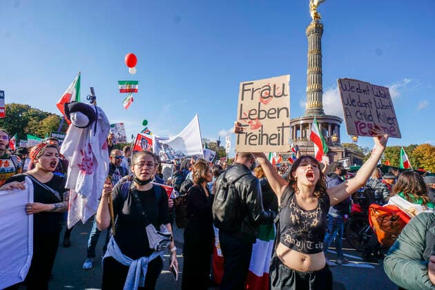 Bilder des Jahres 2022, News 10 Oktober Solidaritäts-Demonstration gegen die Unterdrückung der Frauen im Iran, Tiergarten, Siegessäule, Großer Stern, Berlin Großdemo gegen das Regime der Mullahs im Iran. Auslöser der Demonstrationen war der Tod der 22-jährigen Masha Amini. 22.10.2022, Berlin-Mitte, Tiergarten, News, *** Solidarity demonstration against the oppression of women in Iran, Tiergarten, Siegessäule, Großer Stern, Berlin Large demonstration against the regime of the mullahs in Iran Triggered by the death of 22 year old Masha Amini 22 10 2022, Berlin Mitte, Tiergarten, News,