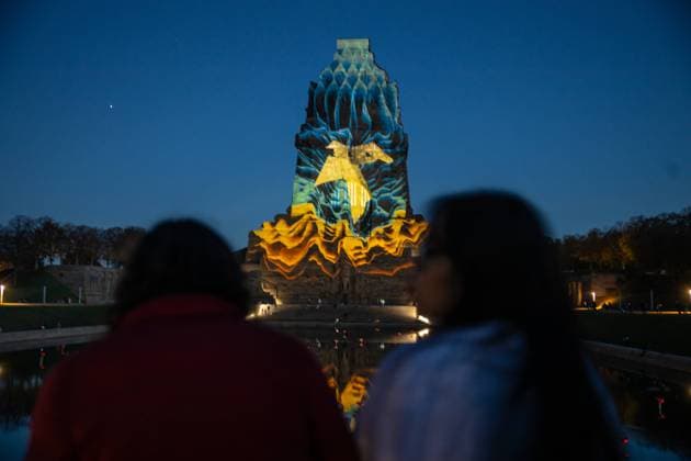 News Bilder des Tages Das Völkerschlachtdenkmal verwandelt sich Samstag in ein Lichtkunstwerk. Im Rahmen der Light Art Experience werden Installationen von verschiedenen Künstlern auf die Fassade projiziert. In diesem Jahr steht die Veranstaltung im Zeichen des Krieges in der Ukraine. Laut den Veranstaltern wolle man mit den Lichtkunstwerken Hoffnung machen und Solidarität zeigen. Begleitet werden die Installationen von Text- und Musikbeiträgen. (Text:L Radio Leipzig) *** The Monument to the Battle of the Nations will be transformed into a work of light art on Saturday As part of the Light Art Experience, installations by various artists will be projected onto the facade This year, the event is dedicated to the war in Ukraine According to the organiz