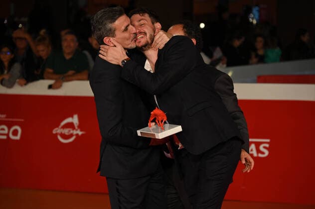 Photo IPP Gioia Botteghi Rome22 10 2022 Rome Film Festival 17th edition, red carpet of awardees, SHTTL , audience award, pictured director Ady Walter kissed by producer Italy Photo Press World Copyright  0