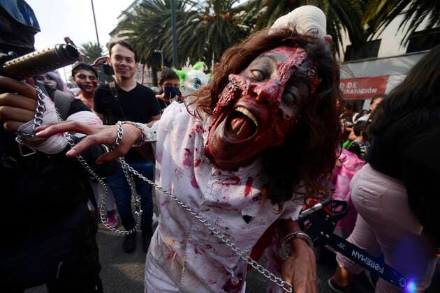 October 22, Mexico City, Mexico: A participant walks during the 15th anniversary march of the annual Zombie Walk at Revolution Monumento. on October 22, 2022 in Mexico City, Mexico. Mexico City Mexico - ZUMAe321 20221022_zia_e321_046 Copyright: xCarlosxTischler EyepixxGroupx