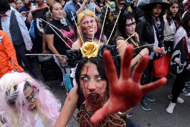 October 22, Mexico City, Mexico: A participant walks during the 15th anniversary march of the annual Zombie Walk at Revolution Monumento. on October 22, 2022 in Mexico City, Mexico. Mexico City Mexico - ZUMAe321 20221022_zia_e321_039 Copyright: xCarlosxTischler EyepixxGroupx
