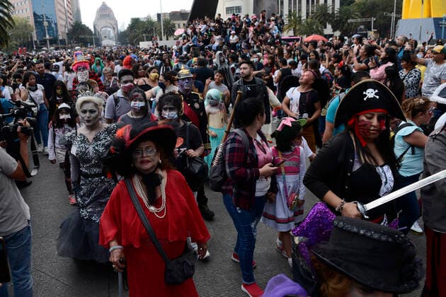 October 22, Mexico City, Mexico: A participant walks during the 15th anniversary march of the annual Zombie Walk at Revolution Monumento. on October 22, 2022 in Mexico City, Mexico. Mexico City Mexico - ZUMAe321 20221022_zia_e321_020 Copyright: xCarlosxTischler EyepixxGroupx