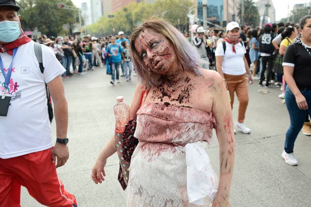 October 22, Mexico City, Mexico: A participant walks during the 15th anniversary march of the annual Zombie Walk at Revolution Monumento. on October 22, 2022 in Mexico City, Mexico. Mexico City Mexico - ZUMAe321 20221022_zia_e321_014 Copyright: xCarlosxTischler EyepixxGroupx