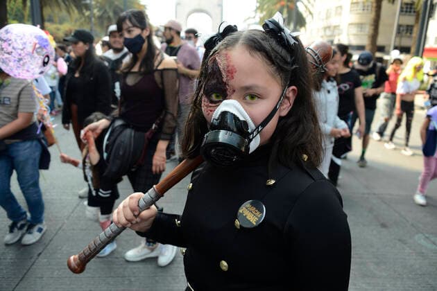 October 22, Mexico City, Mexico: A participant walks during the 15th anniversary march of the annual Zombie Walk at Revolution Monumento. on October 22, 2022 in Mexico City, Mexico. Mexico City Mexico - ZUMAe321 20221022_zia_e321_011 Copyright: xCarlosxTischler EyepixxGroupx
