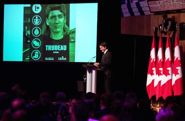 News Bilder des Tages October 22, 2022, Gatineau, PQ, Canada: Prime Minister Justin Trudeau references a joke image of himself with a mullet haircut during his speech at the Parliamentary Press Gallery Dinner at the Museum of History in Gatineau, Que., on Saturday, Oct. 22, 2022. Gatineau Canada  - ZUMAc35_ 20221022_zaf_c35_065 Copyright: xSpencerxColbyx
