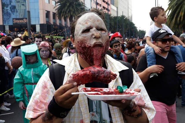 October 22, 2022, Mexico City, Mexico: Thousands of undead participated in the Zombie March, from the Monument to the Revolution to the Zocalo in Mexico City. on October 22, 2022 in Mexico City, Mexico Mexico City Mexico - ZUMAe321 20221022_zia_e321_098 Copyright: xeyepixx