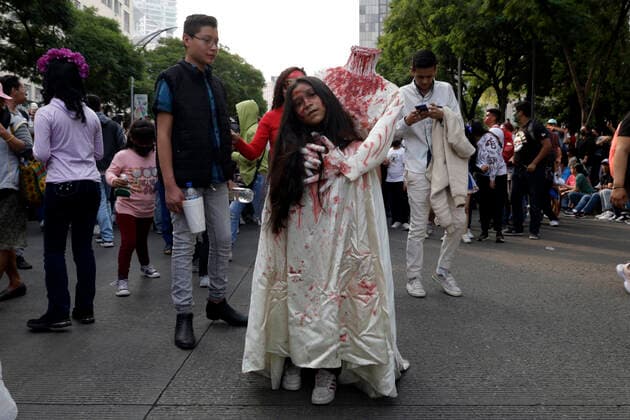 October 22, 2022, Mexico City, Mexico: Thousands of undead participated in the Zombie March, from the Monument to the Revolution to the Zocalo in Mexico City. on October 22, 2022 in Mexico City, Mexico Mexico City Mexico - ZUMAe321 20221022_zia_e321_102 Copyright: xeyepixx